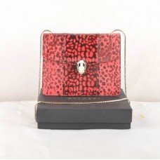 Bolso de hombro Bvlgari Serpenti de piel con vetas de serpiente, color rojo violáceo, modelo 605 Bolso de hombro Bvlgari Serpenti de piel con vetas de serpiente, color rojo violáceo, modelo 605
