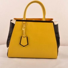 Bolso mediano Fendi 2jours con vetas cruzadas amarillas y detalles de piel de crin de caballo en blanco y negro.