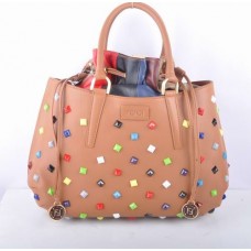 Bolso grande Fendi B Fab de piel color albaricoque con detalles de joyas multicolores y asa superior. Bolso grande Fendi B Fab de piel color albaricoque con detalles de joyas multicolores y asa superior.
