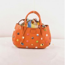 Bolso mediano Fendi B Fab de piel Ferrari naranja con tachuelas y detalles de joyas multicolores.
