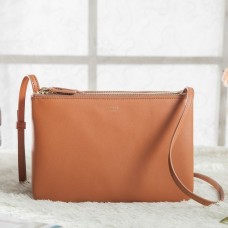Bolso bandolera pequeño Celine Trio en piel de becerro marrón.