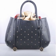 Bolso Fendi B Fab de piel negra perforada con asa superior grande.