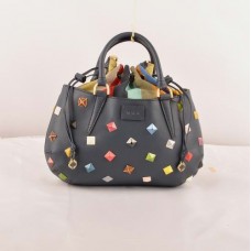Bolso mediano Fendi B Fab de piel Ferrari azul con tachuelas y detalles de joyas multicolores.