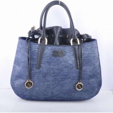 Bolso Fendi B Fab de piel negra con detalles de mezclilla azul y asa superior.