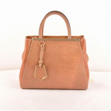 Bolso pequeño Fendi 2jours de piel Ferrari con vetas cruzadas color café claro.