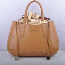 Bolso Fendi B Fab de piel perforada color albaricoque con asa superior grande.