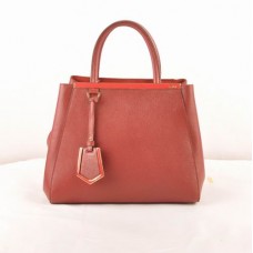 Bolso pequeño Fendi 2jours de piel con vetas cruzadas en rojo oscuro.