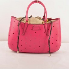 Bolso Fendi B Fab color melocotón, perforado, de piel Ferrari, con asa superior grande.