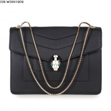 Bolso Bvlgari Serpenti GM de piel de becerro en color negro.