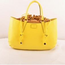 Bolso grande Fendi B Fab de piel Ferrari color amarillo limón con asa superior.