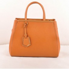 Bolso mediano Fendi 2jours de piel Ferrari con vetas cruzadas en color amarillo tierra.