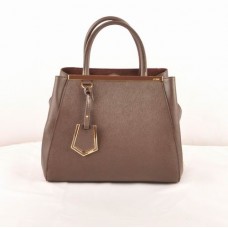 Bolso pequeño Fendi 2jours de piel con vetas cruzadas color café oscuro.
