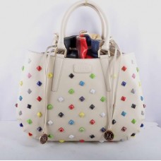Bolso grande Fendi B Fab de piel blanca con detalles de joyas multicolores y asa superior. Bolso grande Fendi B Fab de piel blanca con detalles de joyas multicolores y asa superior.