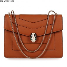 Bolso Bvlgari Serpenti GM de piel de becerro en color amarillo tierra.
