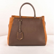 Bolso mediano Fendi 2jours de piel Ferrari color café oscuro con detalles de piel de cordero color café.
