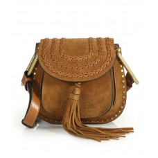 Bolso bandolera de ante con borlas de Chloe Hudson color caramelo
