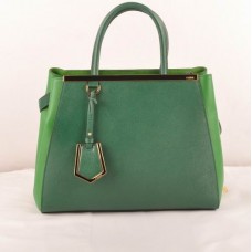 Bolso mediano Fendi 2jours de piel Ferrari verde oscuro con vetas cruzadas y detalles en verde hierba. Bolso mediano Fendi 2jours de piel Ferrari verde oscuro con vetas cruzadas y detalles en verde hierba.