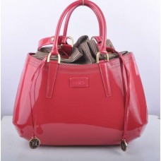 Bolso grande Fendi B Fab de piel charol color melocotón con asa superior. Bolso grande Fendi B Fab de piel charol color melocotón con asa superior.