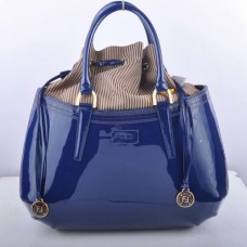 Bolso grande Fendi B Fab de piel charol azul zafiro con asa superior. Bolso grande Fendi B Fab de piel charol azul zafiro con asa superior.
