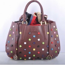 Bolso grande Fendi B Fab de piel color café con detalles de joyas multicolores y asa superior. Bolso grande Fendi B Fab de piel color café con detalles de joyas multicolores y asa superior.