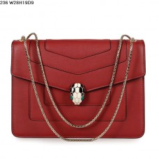 Bolso Bvlgari Serpenti GM de piel de becerro en color rojo.