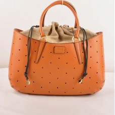 Bolso Fendi B Fab de piel perforada color naranja Ferrari con asa superior grande.