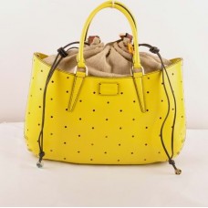 Bolso Fendi B Fab amarillo Ferrari de piel perforada con asa superior grande.