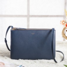 Bolso bandolera pequeño Celine Trio en piel de becerro azul marino.