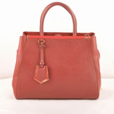 Bolso mediano Fendi 2jours de piel Ferrari con vetas cruzadas en rojo oscuro.