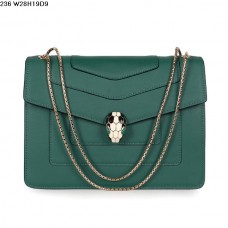 Bolso Bvlgari Serpenti GM de piel de becerro en color verde.