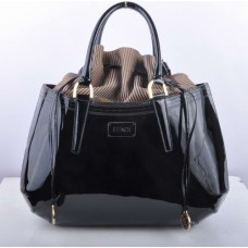 Bolso grande Fendi B Fab de piel charol negra con asa superior. Bolso grande Fendi B Fab de piel charol negra con asa superior.