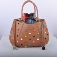 Bolso mediano Fendi B Fab de piel color albaricoque con detalles de joyas multicolores y asa superior.