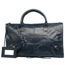 Balenciaga trabaja en Noche Oscura Balenciaga trabaja en Noche Oscura