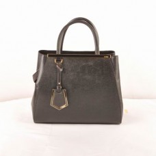 Bolso pequeño Fendi 2jours de piel negra con vetas cruzadas.