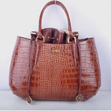 Bolso grande Fendi B Fab de piel con vetas de cocodrilo color café con asa superior. Bolso grande Fendi B Fab de piel con vetas de cocodrilo color café con asa superior.