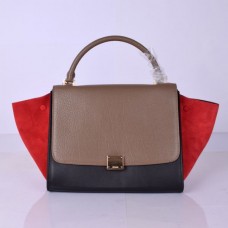 Bolso Celine Large Trapeze de ante color caqui, negro y rojo.