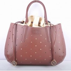 Bolso Fendi B Fab de piel perforada color café, tamaño grande, con asa superior.