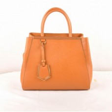 Bolso pequeño Fendi 2jours de piel con vetas cruzadas en color amarillo tierra.