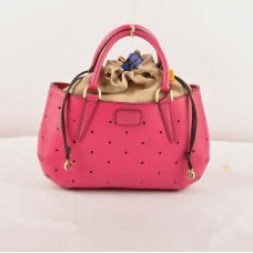 Bolso Fendi B Fab color melocotón, perforado, de piel Ferrari, tamaño mediano, con asa superior.