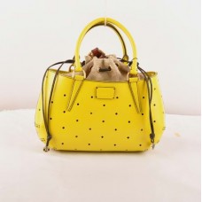 Bolso Fendi B Fab amarillo Ferrari de piel perforada, tamaño mediano, con asa superior.