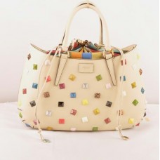 Bolso grande Fendi B Fab de piel Ferrari beige con tachuelas y detalles de joyas multicolores.