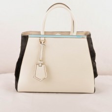 Bolso mediano Fendi 2jours de piel de becerro blanca con inserciones de piel de crin negra.