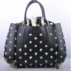 Bolso grande Fendi B Fab de piel negra con asa superior y detalles de joyas doradas. Bolso grande Fendi B Fab de piel negra con asa superior y detalles de joyas doradas.