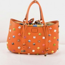 Bolso grande Fendi B Fab de piel Ferrari naranja con tachuelas y detalles de joyas multicolores.