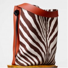 Bolso pequeño Celine Twisted Cabas con estampado de cebra.