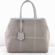 Bolso Fendi 2Jours de piel Saffiiano gris con cierre Bolso Fendi 2Jours de piel Saffiiano gris con cierre