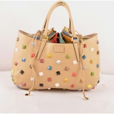 Bolso grande Fendi B Fab de piel Ferrari color albaricoque con tachuelas y detalles de joyas multicolores.