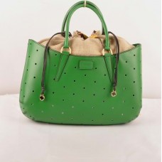 Bolso Fendi B Fab verde Ferrari de piel perforada con asa superior grande. Bolso Fendi B Fab verde Ferrari de piel perforada con asa superior grande.