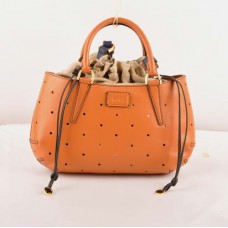 Bolso Fendi B Fab de piel perforada color naranja Ferrari, tamaño mediano, con asa superior.