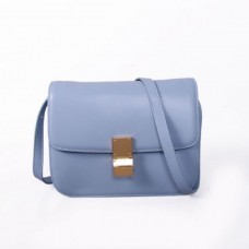Bolso Celine Classic Box de piel de becerro con solapa, color azul hielo.